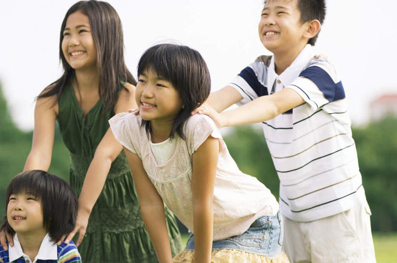 东方人,儿童,四个人,伙伴,朋友,家,站,坐,笑,摸,微笑,露齿笑,横图,室外,白天,正面,裙子,旅游,度假,友谊,纯洁,成功,合作,团队,集体,信心,草地,草坪,植物,亚洲,撑,抚摸,弯腰,阴影,条纹,连衣裙,服装,朦胧,模糊,光线,影子,房屋,屋子,注视,休闲装,黄种人,娱乐,队伍,楼房,住宅,草,树,树木,小孩,衣服,蓝色,绿色,白色,蓝天,天空,阳光,自然,天,观察,看,站着,享受,休闲,休闲服,放松,可爱,童年,童趣,服饰,生长,成长,观看,察看,撑着,成就,关注,合伙,童真,烂漫,无邪,弯身,天真,友情,男孩,男人,男性,女孩,女人,女性,亚洲人,触摸,接触,抬头,仰头,站立,坐着,半身,彩图,房子,男生,女生