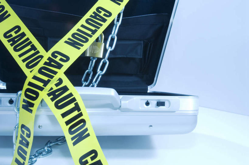 无人,交叉,横图,室内,白天,正面,安全,手提箱,金属制品,一把,一根,金属,英文,标签,标志,文字,字符,字母,防护,警告,标识,锁,一个,箱子,警示,单个,捆绑,英文字母,保护,锁链,禁止,链条,提醒,挂锁,束缚,提示,限制,保险,私密,密码箱,保全,周全,安稳,安定,防盗,相交,交集,平安,危险,彩图