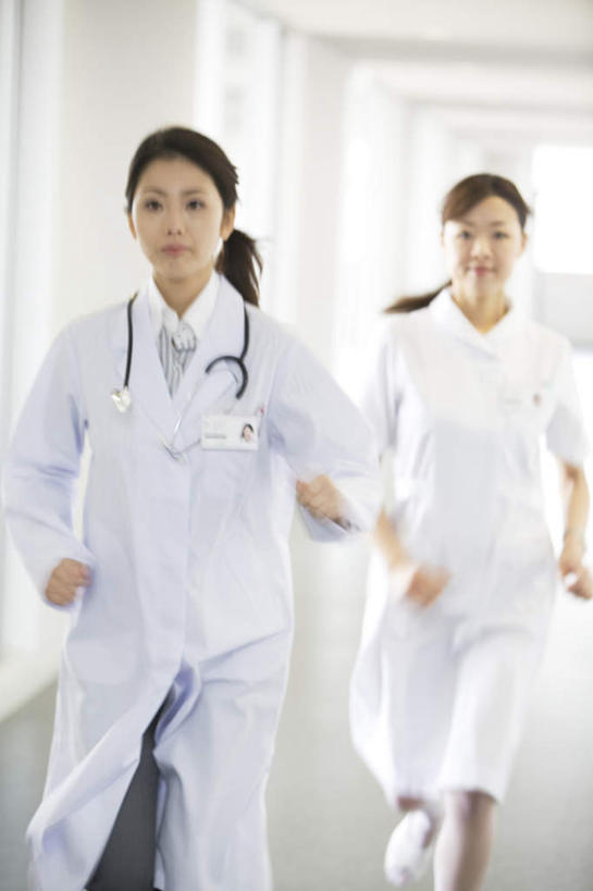 东方人,两个人,同事,医生,医院,站,跑,笑,微笑,露齿笑,竖图,室内,白天,正面,成功,合作,团队,集体,信心,亚洲,阴影,朦胧,模糊,光线,瓷砖,地砖,影子,墙,地面,注视,黄种人,墙壁,墙面,一个,阳光,听诊器,观察,看,站着,医护人员,医疗人员,抬脚,抬手,单个,观看,察看,医疗设备,白大褂,成就,关注,合伙,医疗机构,年轻女性,女人,女性,亚洲人,大夫,跑步,站立,半身,彩图,病院,诊所