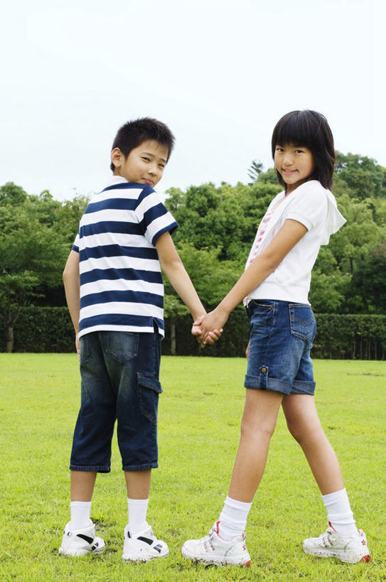 东方人,儿童,头发,两个人,站,握手,笑,摸,微笑,露齿笑,竖图,室外,白天,旅游,度假,纯洁,草地,草坪,植物,亚洲,抚摸,阴影,条纹,服装,裤子,光线,影子,云,云朵,云彩,扭头,注视,牛仔裤,休闲装,黄种人,娱乐,草,树,树木,小孩,背面,衣服,蓝色,绿色,白色,黑色,白云,蓝天,天空,阳光,自然,天,观察,看,站着,转头,享受,休闲,休闲服,放松,可爱,童年,童趣,服饰,生长,成长,观看,察看,关注,童真,烂漫,无邪,天真,男孩,男人,男性,女孩,女人,女性,亚洲人,长发,触摸,接触,拉手,手拉手,手握手,站立,彩图,全身,男生,女生