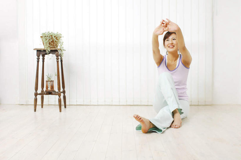 东方人,头发,一个人,坐,举,笑,摸,交叉,微笑,露齿笑,横图,室内,白天,正面,锻炼,瑜伽,运动,植物,地板,椅子,亚洲,仅一个年轻女性,仅一个女性,仅一个人,抚摸,伸展,阴影,服装,光线,盆栽,影子,墙,盆景,地面,抬腿,注视,休闲装,黄种人,木地板,墙壁,墙面,衣服,绿色,紫色,黑色,阳光,自然,观察,看,托,休闲,休闲服,养生,服饰,生长,成长,观看,察看,关注,相交,交集,体育,年轻女性,女人,女性,亚洲人,长发,触摸,接触,举起,举手,举着,向上举,向上伸,向上托,坐着,彩图,全身,健身