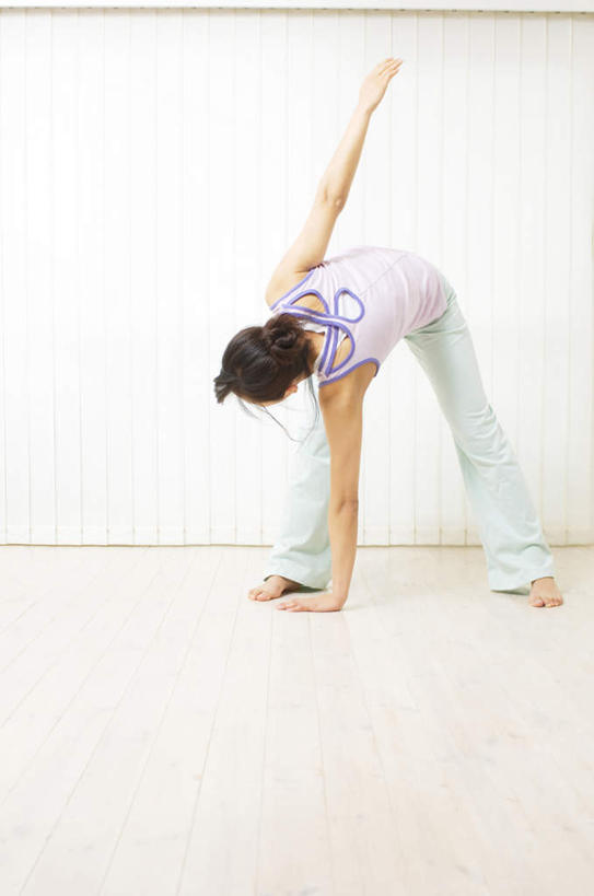 东方人,头发,一个人,站,举,伸展双臂,竖图,室内,白天,正面,锻炼,瑜伽,运动,地板,亚洲,仅一个年轻女性,仅一个女性,仅一个人,弯腰,阴影,服装,光线,影子,墙,地面,注视,休闲装,黄种人,木地板,墙壁,墙面,衣服,紫色,黑色,阳光,低头,观察,看,托,站着,休闲,休闲服,养生,服饰,观看,察看,关注,弯身,体育,年轻女性,女人,女性,亚洲人,敞开双臂,举起,举手,举着,伸开双臂,向上举,向上伸,向上托,展开双肩,站立,张开手臂,张开双臂,彩图,全身,健身