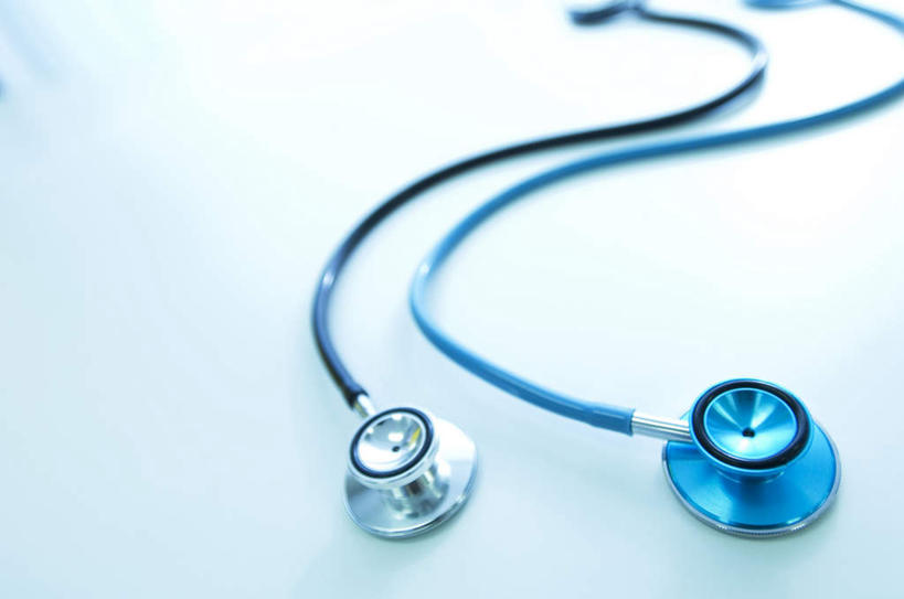 无人,横图,俯视,室内,特写,白天,白色背景,桌面,阴影,朦胧,模糊,光线,影子,两个,蓝色,阳光,听诊器,摄影,影棚,医疗设备,彩图,高角度拍摄,影棚拍摄,拍摄