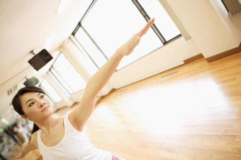 东方人,头发,一个人,健身房,坐,伸展双臂,笑,微笑,露齿笑,横图,室内,白天,正面,锻炼,瑜伽,运动,窗户,地板,亚洲,仅一个年轻女性,仅一个女性,仅一个人,阴影,服装,光线,影子,墙,地面,扭头,注视,休闲装,黄种人,木地板,玻璃窗,墙壁,墙面,衣服,白色,黑色,阳光,观察,看,转头,休闲,休闲服,伸手,养生,服饰,观看,察看,关注,舞蹈房,练功房,体育,年轻女性,女人,女性,亚洲人,敞开双臂,伸开双臂,展开双肩,张开手臂,张开双臂,坐着,半身,彩图,健身,健身馆