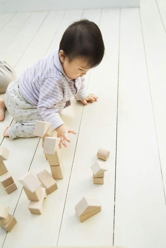 东方人,儿童,头发,一个人,笑,摸,微笑,露齿笑,竖图,俯视,室内,白天,游戏,纯洁,智慧,玩具,亚洲,仅一个男性,仅一个人,一排,许多,撑,抚摸,阴影,服装,整齐,光线,瓷砖,地砖,方格,影子,地面,玩,注视,休闲装,黄种人,娱乐,排列,小孩,衣服,蓝色,黑色,阳光,低头,观察,看,趴着,仅一个小孩,休闲,休闲服,积木,可爱,童年,童趣,益智,服饰,观看,活动,察看,撑着,思维,队列,发泄,关注,消遣,智力,想象,童真,烂漫,无邪,宣泄,天真,男孩,男人,男性,亚洲人,孩子,触摸,接触,趴,玩耍,嬉戏,彩图,高角度拍摄,全身,男生