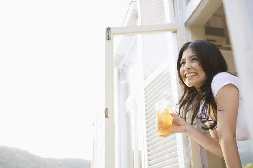 东方人,头发,一个人,站,举,笑,摸,微笑,露齿笑,横图,室外,白天,侧面,旅游,度假,幸福,茶,窗户,亚洲,仅一个年轻女性,仅一个女性,仅一个人,撑,抚摸,握,阴影,服装,光线,影子,墙,一杯,拿,拿着,注视,休闲装,黄种人,娱乐,玻璃窗,墙壁,墙面,饮料,衣服,蓝色,白色,黑色,蓝天,天空,阳光,天,观察,看,托,站着,享受,休闲,温馨,休闲服,放松,乐趣,握着,服饰,观看,柠檬茶,察看,撑着,舒适,关注,年轻女性,女人,女性,亚洲人,长发,触摸,接触,举起,举手,举着,向上举,向上伸,向上托,站立,半身,彩图