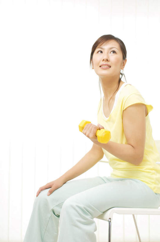 东方人,头发,一个人,坐,笑,摸,微笑,露齿笑,竖图,室内,白天,白色背景,侧面,锻炼,运动,哑铃,椅子,亚洲,仅一个年轻女性,仅一个女性,仅一个人,抚摸,握,服装,木椅,拿,拿着,扭头,注视,休闲装,黄种人,运动器械,一个,衣服,黄色,观察,看,转头,休闲,休闲服,健身器械,力量,握着,摄影,服饰,影棚,单个,观看,察看,关注,健身器材,体育,年轻女性,女人,女性,亚洲人,触摸,接触,坐着,半身,彩图,影棚拍摄,健身,拍摄,运动器材