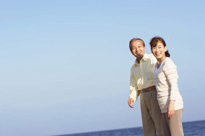 东方人,头发,两个人,家庭,夫妻,站,抱,笑,摸,微笑,露齿笑,横图,室外,白天,侧面,衬衫,爱情,旅游,度假,海浪,海洋,亚洲,抚摸,阴影,波纹,服装,光线,影子,浪花,浪漫,扭头,注视,休闲装,黄种人,娱乐,衣服,蓝色,白色,黑色,蓝天,水纹,天空,阳光,海水,波浪,天,观察,看,站着,转头,享受,休闲,温暖,温馨,一家人,休闲服,恩爱,放松,恋人,服饰,晴朗,抱着,观看,和睦,察看,搂着,关注,海景,万里无云,老年男性,老年女性,男人,男性,女人,女性,亚洲人,长发,夫妇,情侣,大海,风浪,海,海水的波动,近岸浪,涌浪,晴空,晴空万里,触摸,接触,搂,站立,半身,彩图,衬衣,伴侣,融洽