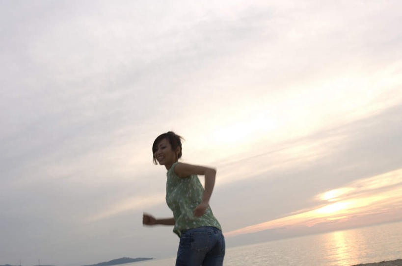 东方人,头发,一个人,站,跑,笑,微笑,露齿笑,横图,室外,白天,锻炼,旅游,度假,运动,海浪,海洋,美景,沙滩,亚洲,仅一个年轻女性,仅一个女性,仅一个人,阴影,服装,光线,沙子,影子,海岸,景观,浪花,云,云朵,沙地,背光,云彩,扭头,注视,休闲装,黄种人,娱乐,背面,衣服,黄色,蓝色,绿色,白云,蓝天,天空,阳光,自然,海水,天,观察,看,站着,转头,享受,休闲,休闲服,景色,放松,服饰,观看,察看,关注,自然风光,逆光,海景,体育,年轻女性,女人,女性,亚洲人,大海,风浪,海,海水的波动,海滩,近岸浪,涌浪,跑步,站立,半身,彩图,健身