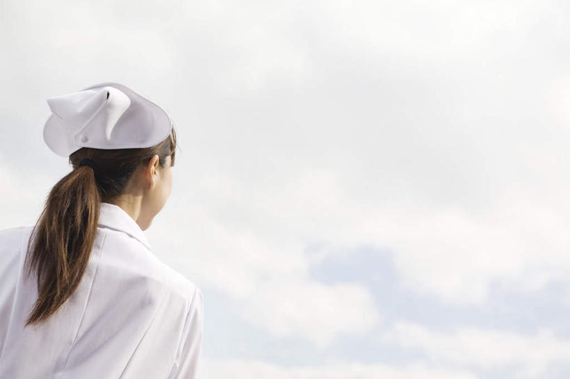 东方人,头发,一个人,医生,站,横图,室外,白天,仰视,旅游,度假,帽子,亚洲,仅一个年轻女性,仅一个女性,仅一个人,阴影,光线,影子,云,云朵,云彩,注视,黄种人,娱乐,黄色,蓝色,白云,蓝天,天空,阳光,天,观察,看,站着,医护人员,医疗人员,享受,休闲,放松,观看,察看,白大褂,关注,一顶,年轻女性,女人,女性,亚洲人,长发,大夫,抬头,仰头,站立,半身,彩图,低角度拍摄