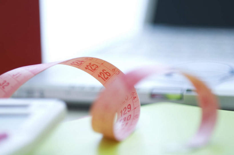 无人,横图,俯视,室内,特写,白天,电脑,笔记本电脑,桌面,一把,阴影,朦胧,模糊,光线,网络,测量,材料,档案,皮尺,文件,影子,刻度,通讯设备,阳光,尺,资料,保养,保健,测量工具,一台,尺子,减肥,无线,腰围尺,瘦身,文档,通信设备,无线网络,无线上网,便携式电脑,量具,量仪,塑料卷尺,手提电脑,彩图,高角度拍摄