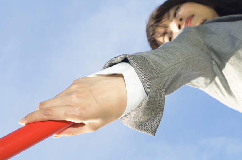 东方人,头发,一个人,商务人士,商务女性,站,笑,摸,微笑,露齿笑,横图,室外,白天,仰视,衬衫,锻炼,运动,亚洲,仅一个年轻女性,仅一个女性,仅一个人,抚摸,握,阴影,套装,光线,接力棒,影子,云,云朵,领带,拿,云彩,拿着,注视,黄种人,一个,红色,蓝色,黑色,白云,蓝天,天空,阳光,天,观察,看,站着,握着,单个,观看,察看,关注,商务装,工薪阶层,体育,年轻女性,女人,女性,亚洲人,长发,白领,上班族,触摸,接触,站立,半身,彩图,低角度拍摄,衬衣,健身