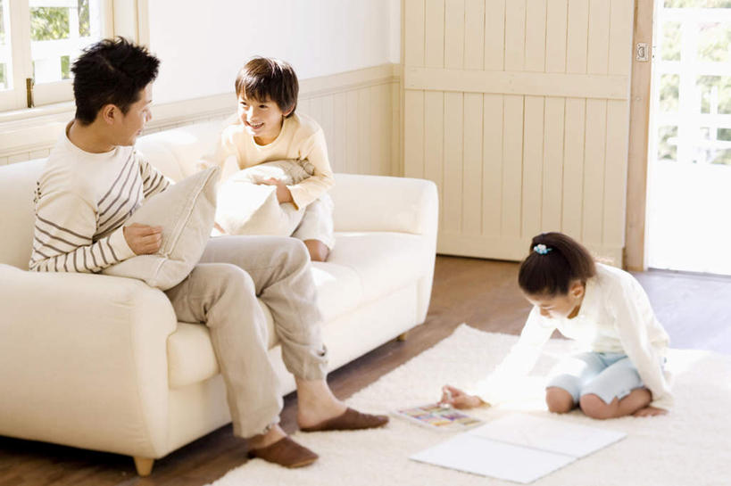 东方人,儿童,头发,三个人,家庭,父亲,女儿,儿子,客厅,栏杆,坐,跪,抱,笑,摸,微笑,露齿笑,横图,俯视,室内,白天,旅游,度假,纯洁,植物,地板,沙发,亚洲,抚摸,阴影,光线,影子,墙,围栏,地面,扭头,注视,黄种人,娱乐,护栏,木地板,墙壁,墙面,树,树木,小孩,绿色,黑色,阳光,自然,低头,观察,看,靠,靠着,倚靠,转头,享受,休闲,温暖,温馨,父女,父子,一家人,放松,父爱,可爱,童年,童趣,生长,成长,抱着,观看,和睦,察看,起居室,搂着,倚着,关注,布艺沙发,童真,烂漫,无邪,天真,男孩,男人,男性,年轻男性,女孩,女人,女性,亚洲人,孩子,年轻人,长发,触摸,跪着,接触,搂,坐着,彩图,高角度拍摄,全身,融洽,男生,女生