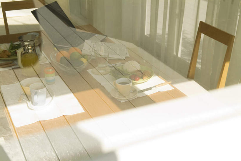 无人,客厅,横图,俯视,室内,白天,电脑,笔记本电脑,餐桌,窗户,落地窗,桌子,蔬菜,西红柿,杯子,餐具,椅子,阴影,新鲜,光线,网络,碟子,盘,影子,勺子,木椅,墙,生菜,莴苣,食品,通讯设备,玻璃窗,墙壁,墙面,食物,阳光,盘子,水杯,调羹,碟,汤匙,碗,有机食品,绿色食品,餐台,一台,无线,起居室,通信设备,无线网络,无线上网,便携式电脑,春菜,鹅仔菜,莴仔菜,千金菜,叶用莴苣,手提电脑,茶杯,进餐用具,烹调用具,番茄,彩图,高角度拍摄