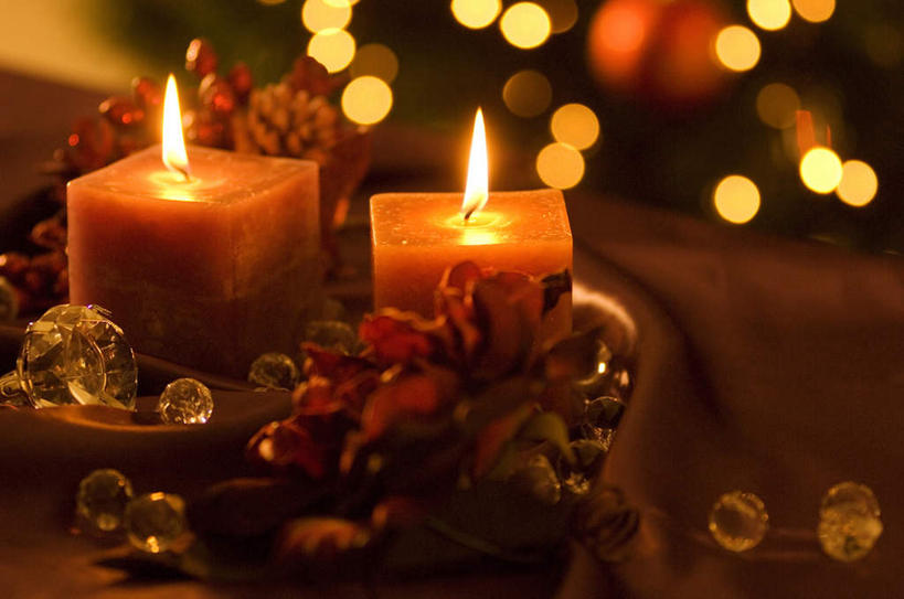 无人,横图,俯视,室内,白天,爱情,幸福,纯洁,热情,植物,桌面,玫瑰,蜡烛,玻璃,照明,圣诞节,一棵,许多,阴影,节日,朦胧,模糊,庆祝,盛开,反射,彩灯,火焰,影子,烛光,灯光,圣诞树,玫瑰花,浪漫,燃烧,花蕾,文化,玻璃制品,灯,花,花瓣,花朵,鲜花,树,树木,两个,红色,绿色,自然,玻璃球,灯具,花苞,花蕊,点燃,庆典,温暖,温馨,恩爱,生长,成长,纪念,照亮,和睦,照明设备,感动,尊敬,天真,刺玫花,徘徊花,彩图,高角度拍摄,融洽