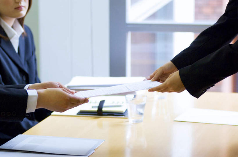 东方人,三个人,同事,商务人士,商务男性,商务女性,办公室,站,坐,摸,横图,室内,白天,正面,衬衫,成功,合作,团队,集体,信心,窗户,桌子,亚洲,许多,抚摸,握,阴影,套装,传递,光线,笔,材料,档案,文件,影子,办公桌,墙,办公用品,记事本,拿,拿着,注视,黄种人,队伍,玻璃窗,相视,墙壁,墙面,文具,阳光,本子,笔记本,学习用品,资料,观察,看,站着,面对面,握着,观看,对视,文具用品,察看,领导,成就,关注,文档,相对,商务装,合伙,领袖,工薪阶层,相看,男人,男性,年轻男性,年轻女性,女人,女性,亚洲人,白领,上班族,触摸,接触,站立,坐着,半身,彩图,衬衣