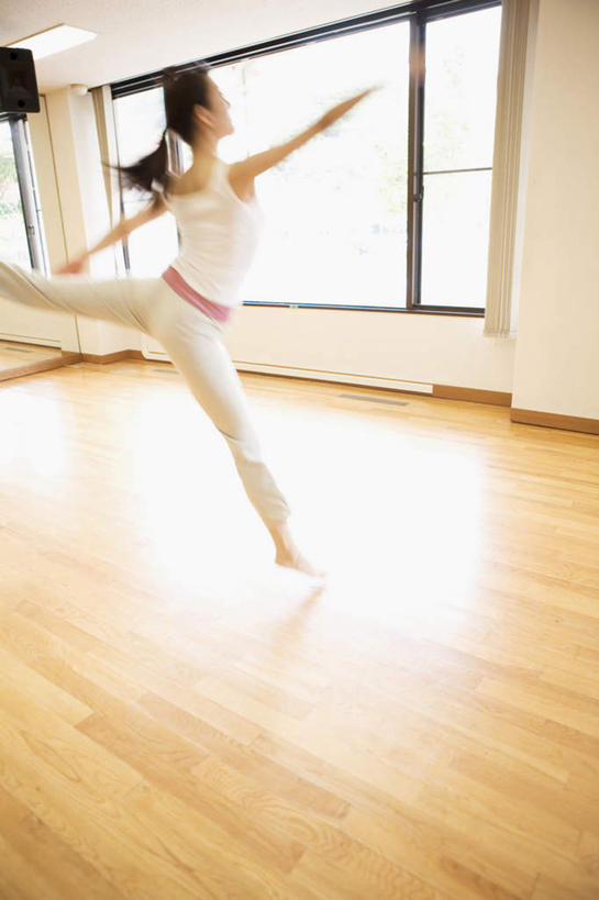 东方人,头发,一个人,跳舞者,健身房,站,举,伸展双臂,竖图,室内,白天,侧面,跳舞,窗户,地板,亚洲,仅一个年轻女性,仅一个女性,仅一个人,阴影,服装,光线,影子,墙,地面,注视,休闲装,黄种人,木地板,玻璃窗,墙壁,墙面,衣服,白色,黑色,阳光,观察,看,托,站着,休闲,休闲服,服饰,观看,踮脚,察看,关注,舞蹈房,练功房,年轻女性,女人,女性,亚洲人,长发,舞蹈演员,舞者,敞开双臂,举起,举手,举着,伸开双臂,向上举,向上伸,向上托,展开双肩,站立,张开手臂,张开双臂,半身,彩图,舞蹈,健身馆