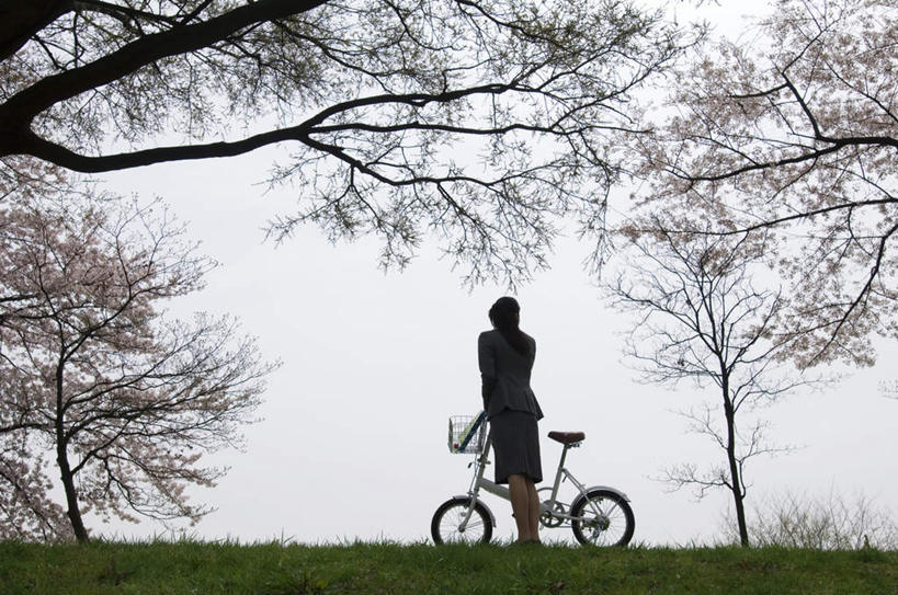 东方人,头发,一个人,商务人士,商务女性,站,笑,摸,微笑,露齿笑,横图,室外,白天,衬衫,旅游,度假,草地,草坪,美景,植物,自行车,亚洲,仅一个年轻女性,仅一个女性,仅一个人,一辆,抚摸,握,阴影,套装,光线,影子,景观,领带,注视,黄种人,娱乐,车,脚踏车,草,树,树木,背面,蓝色,绿色,黑色,蓝天,天空,阳光,自然,交通工具,天,观察,看,站着,享受,休闲,景色,放松,握着,生长,成长,观看,察看,关注,自然风光,载具,商务装,工薪阶层,年轻女性,女人,女性,亚洲人,白领,上班族,触摸,接触,站立,彩图,全身,衬衣