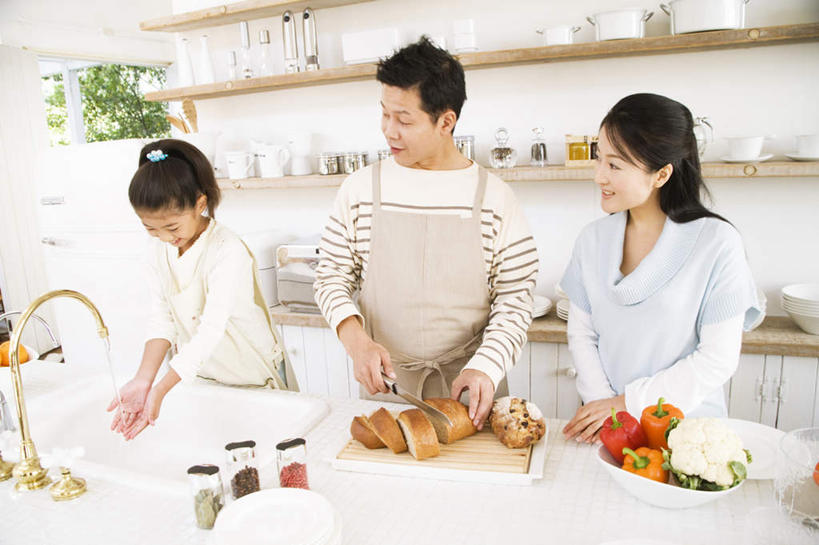 点心,面包,东方人,儿童,头发,三个人,家庭,夫妻,母亲,父亲,女儿,站,笑,微笑,露齿笑,横图,室内,白天,正面,爱情,纯洁,植物,厨房,柜子,辣椒,蔬菜,杯子,餐具,金属制品,亚洲,一把,一排,一条,许多,切开,服装,新鲜,整齐,金属,碟子,工具,盘,盆栽,水龙头,围裙,墙,水池,花菜,花椰菜,西兰花,食品,面点,刀具,盆景,浪漫,扭头,注视,休闲装,黄种人,洗手,墙壁,墙面,食物,糕点,排列,一个,小孩,衣服,绿色,白色,黑色,自然,盘子,水杯,橱柜,碟,碗,刀,观察,看,切,站着,转头,休闲,温暖,温馨,父女,母女,三口之家,一家人,休闲服,恩爱,父爱,可爱,母爱,童年,童趣,恋人,服饰,有机食品,绿色食品,生长,单个,成长,观看,和睦,察看,队列,关注,菜刀,剖面,彩椒,童真,烂漫,无邪,切面,辣角,红海椒,大椒,辣虎,广椒,切菜刀,天真,男人,男性,年轻男性,年轻女性,女孩,女人,女性,亚洲人,孩子,年轻人,夫妇,情侣,茶杯,甜椒,柿子椒,辣子,海椒,番椒,灯笼椒,站立,半身,彩图,灶间,伴侣,融洽,女生