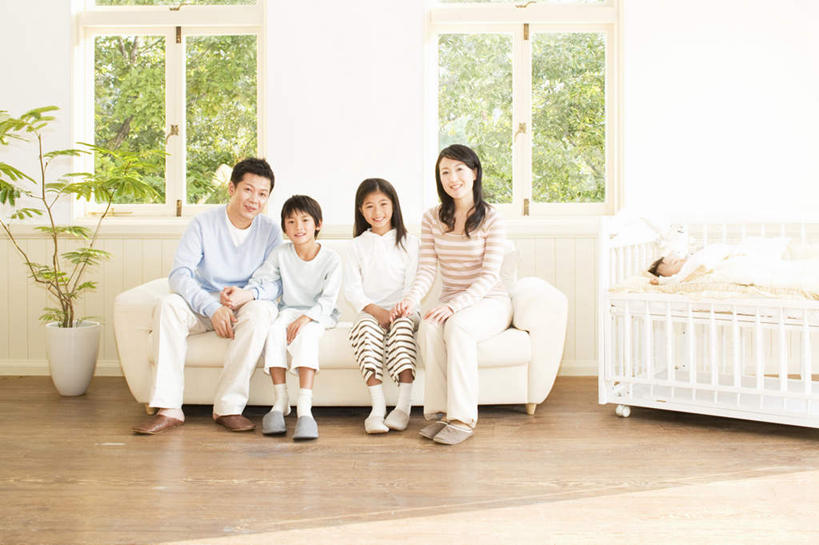 东方人,儿童,头发,四个人,家庭,夫妻,母亲,父亲,女儿,儿子,客厅,坐,笑,摸,微笑,露齿笑,横图,室内,白天,正面,爱情,纯洁,植物,窗户,床,沙发,亚洲,一排,抚摸,阴影,服装,整齐,光线,盆栽,影子,墙,床单,盆景,浪漫,注视,休闲装,黄种人,被子,玻璃窗,墙壁,墙面,排列,小孩,衣服,粉色,蓝色,绿色,黑色,阳光,自然,观察,看,休闲,温暖,温馨,父女,母子,一家人,休闲服,恩爱,父爱,可爱,母爱,童年,童趣,恋人,服饰,单人床,生长,成长,观看,和睦,察看,起居室,被单,队列,关注,布艺沙发,童真,烂漫,无邪,天真,男孩,男人,男性,年轻男性,年轻女性,女孩,女人,女性,亚洲人,孩子,长发,夫妇,情侣,触摸,接触,坐着,彩图,全身,伴侣,融洽,男生,女生