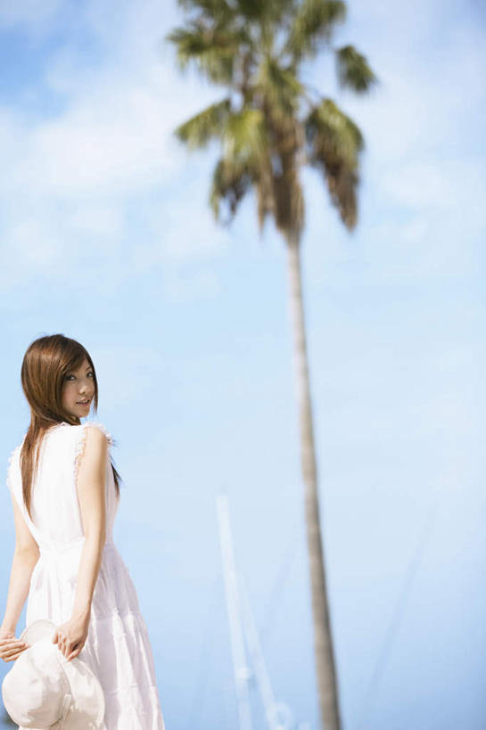 东方人,头发,一个人,站,笑,摸,微笑,露齿笑,竖图,室外,白天,裙子,旅游,度假,海浪,海洋,美景,植物,帽子,亚洲,仅一个年轻女性,仅一个女性,仅一个人,抚摸,握,阴影,连衣裙,光线,影子,景观,浪花,云,云朵,拿,云彩,拿着,扭头,注视,黄种人,娱乐,树,树木,背面,黄色,蓝色,绿色,白色,白云,蓝天,天空,阳光,自然,海水,遮阳帽,天,观察,看,站着,转头,享受,休闲,景色,放松,握着,生长,成长,观看,察看,关注,自然风光,海景,一顶,年轻女性,女人,女性,亚洲人,长发,大海,风浪,海,海水的波动,近岸浪,涌浪,触摸,接触,站立,半身,彩图