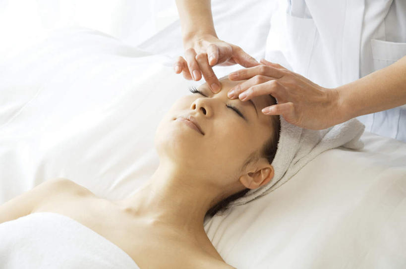 东方人,头发,两个人,伙伴,朋友,按摩师,站,躺,闭眼,笑,摸,微笑,横图,俯视,室内,白天,浴袍,按摩,友谊,窗户,亚洲,抚摸,阴影,光线,影子,墙,黄种人,玻璃窗,墙壁,墙面,白色,黑色,阳光,站着,享受,健康,保健,指压,卧着,友情,年轻女性,女人,女性,亚洲人,长发,技师,闭眼睛,闭着眼,闭着眼睛,触摸,接触,躺着,卧,站立,半身,彩图,高角度拍摄,汤帷子,浴衣,推拿