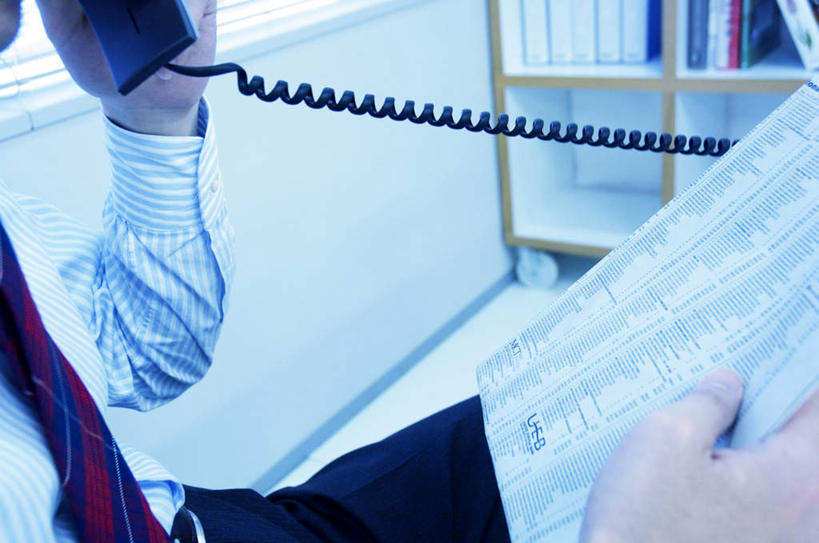 东方人,一个人,商务人士,商务男性,办公室,坐,举,摸,打电话,横图,俯视,室内,白天,衬衫,阅读,桌子,报纸,电话,手机,亚洲,仅一个男性,仅一个人,抚摸,握,学习,阴影,套装,光线,材料,档案,文件,影子,办公桌,墙,领带,拿,拿着,黄种人,通讯设备,墙壁,墙面,仅一个年轻男性,红色,阳光,资料,看,靠,靠着,托,倚靠,浏览,握着,倚着,文档,商务装,工薪阶层,交流,男人,男性,年轻男性,亚洲人,白领,上班族,触摸,沟通,接触,举起,举手,举着,通话,向上举,向上伸,向上托,坐着,半身,彩图,高角度拍摄,衬衣