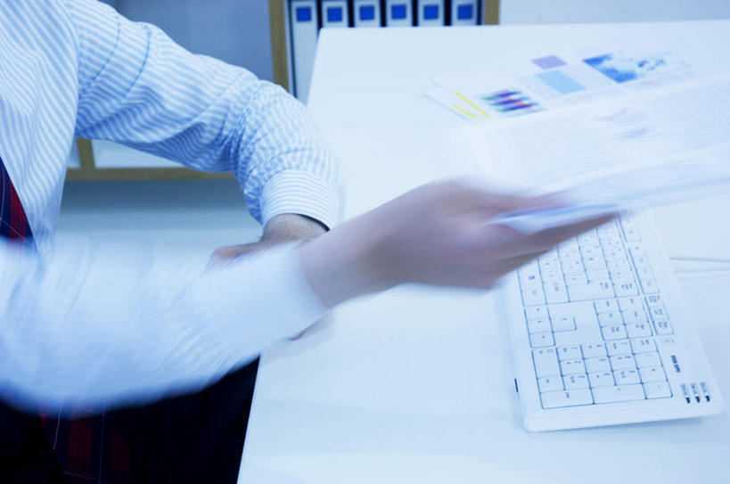 东方人,一个人,商务人士,商务男性,办公室,坐,摸,横图,俯视,室内,白天,衬衫,电脑,笔记本电脑,桌子,亚洲,仅一个男性,仅一个人,一排,抚摸,握,套装,朦胧,模糊,整齐,传递,网络,材料,档案,文件,办公桌,墙,拿,拿着,黄种人,通讯设备,墙壁,墙面,排列,仅一个年轻男性,资料,靠,靠着,倚靠,握着,一台,无线,倚着,队列,文档,通信设备,商务装,无线网络,无线上网,便携式电脑,工薪阶层,手提电脑,男人,男性,年轻男性,亚洲人,白领,上班族,触摸,接触,坐着,半身,彩图,高角度拍摄,衬衣