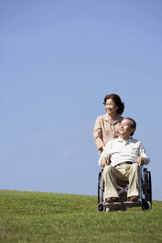 东方人,头发,两个人,家庭,夫妻,病人,站,坐,推,笑,摸,微笑,露齿笑,竖图,室外,白天,正面,爱情,旅游,度假,草地,草坪,植物,亚洲,抚摸,阴影,光线,工具,影子,浪漫,扭头,注视,黄种人,娱乐,草,黄色,蓝色,绿色,黑色,蓝天,天空,阳光,轮椅,天,复健,观察,看,靠,靠着,倚靠,站着,转头,享受,休闲,康复,温暖,温馨,一家人,器械,恩爱,放松,恋人,晴朗,观看,和睦,察看,医疗设备,倚着,关注,医疗器械,医疗工具,万里无云,辅助设备,老年男性,老年女性,男人,男性,女人,女性,亚洲人,夫妇,情侣,患者,就医者,晴空,晴空万里,触摸,接触,站立,坐着,彩图,全身,伴侣,融洽
