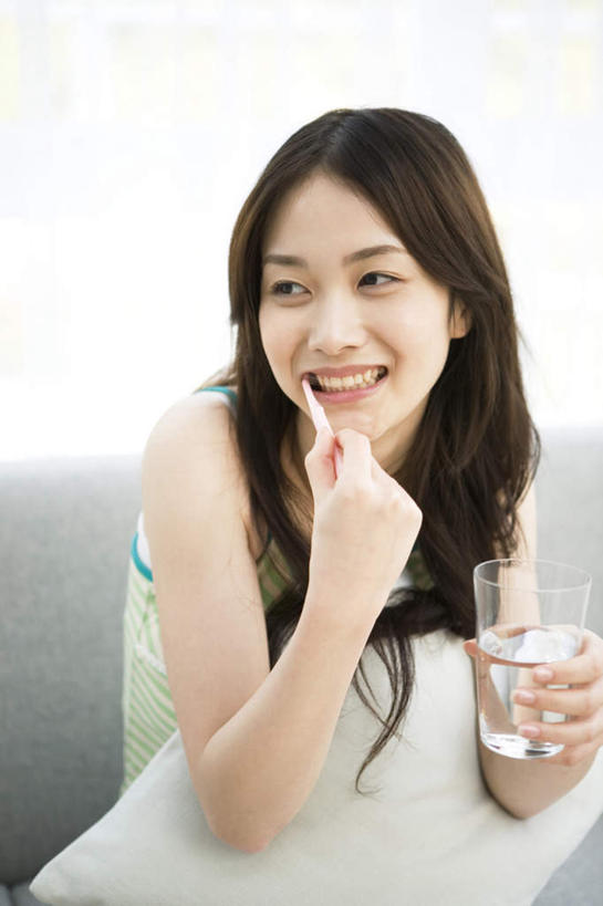 东方人,头发,一个人,坐,笑,摸,微笑,露齿笑,竖图,室内,白天,正面,水,靠垫,沙发,杯子,亚洲,仅一个年轻女性,仅一个女性,仅一个人,抚摸,喝,握,阴影,光线,液体,影子,墙,水滴,靠枕,一杯,拿,拿着,扭头,注视,黄种人,墙壁,墙面,玻璃制品,一个,黑色,阳光,水杯,垫子,枕头,观察,看,靠,靠着,倚靠,转头,握着,单个,观看,察看,倚着,关注,布艺沙发,年轻女性,女人,女性,亚洲人,长发,卷发,玻璃杯,触摸,接触,坐着,半身,彩图