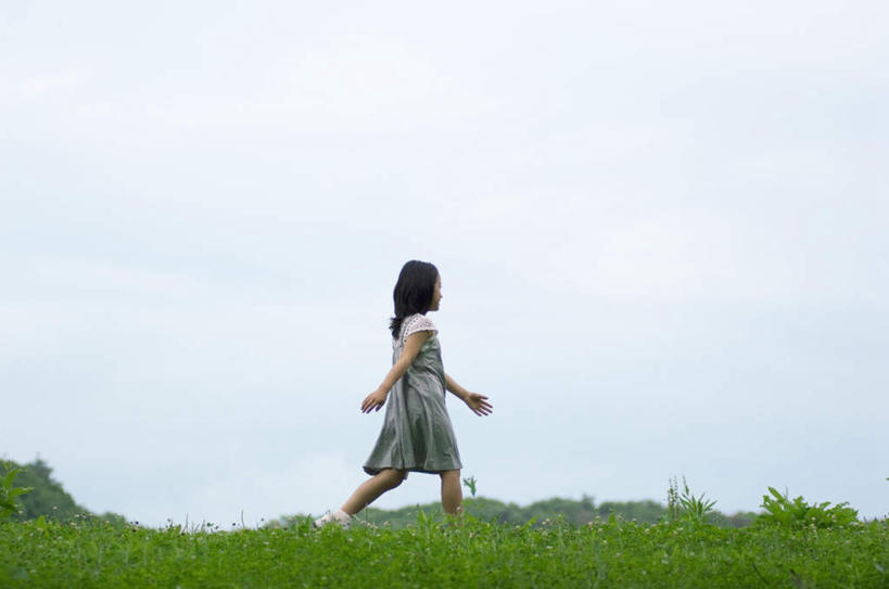 东方人,儿童,头发,一个人,站,走,伸展双臂,横图,室外,白天,仰视,裙子,旅游,度假,纯洁,草地,草坪,植物,亚洲,仅一个女性,仅一个人,阴影,连衣裙,光线,影子,云,云朵,云彩,黄种人,娱乐,草,小孩,蓝色,绿色,黑色,白云,蓝天,天空,阳光,天,站着,仅一个小孩,享受,休闲,放松,可爱,童年,童趣,童真,烂漫,无邪,天真,女孩,女人,女性,亚洲人,孩子,长发,步行,敞开双臂,散步,伸开双臂,展开双肩,站立,张开手臂,张开双臂,走路,彩图,低角度拍摄,全身,女生