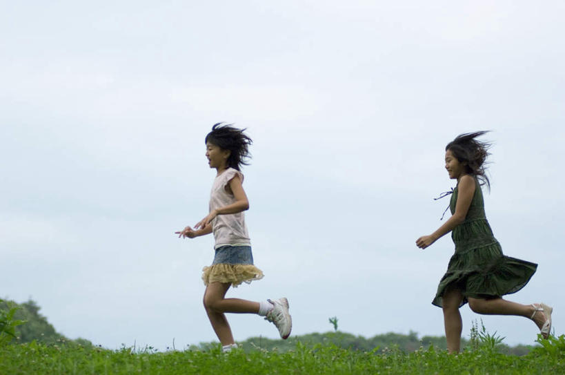 东方人,儿童,头发,两个人,伙伴,朋友,站,跑,横图,室外,白天,侧面,裙子,锻炼,旅游,度假,游戏,友谊,纯洁,运动,草地,草坪,植物,亚洲,阴影,连衣裙,光线,影子,云,云朵,玩,云彩,黄种人,娱乐,草,小孩,蓝色,绿色,黑色,白云,蓝天,天空,阳光,天,站着,享受,休闲,放松,可爱,童年,童趣,活动,发泄,消遣,智力,童真,烂漫,无邪,宣泄,体育,天真,友情,女孩,女人,女性,亚洲人,长发,跑步,伸开双臂,玩耍,嬉戏,展开双肩,站立,张开双臂,彩图,全身,健身,女生