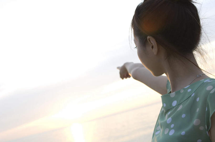 东方人,头发,一个人,站,横图,室外,白天,侧面,旅游,度假,海浪,海洋,美景,日落,沙滩,亚洲,仅一个年轻女性,仅一个女性,仅一个人,指,阴影,波纹,服装,光线,沙子,影子,海岸,景观,浪花,晚霞,霞光,云,云朵,落日,沙地,云彩,扭头,注视,休闲装,黄种人,方向,娱乐,衣服,蓝色,绿色,黑色,白云,蓝天,水纹,天空,阳光,自然,海水,黄昏,波浪,天,观察,看,手势,站着,转头,享受,休闲,休闲服,景色,彩霞,放松,伸手,服饰,观看,察看,指向,食指,关注,自然风光,海景,夕照,年轻女性,女人,女性,亚洲人,大海,风浪,海,海水的波动,海滩,近岸浪,涌浪,夕阳,站立,半身,彩图,斜阳