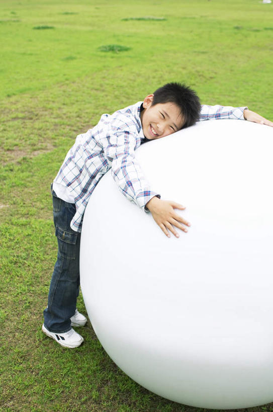 东方人,儿童,头发,一个人,站,抱,笑,摸,微笑,露齿笑,竖图,俯视,室外,白天,旅游,度假,游戏,纯洁,草地,草坪,植物,玩具,亚洲,仅一个男性,仅一个人,抚摸,阴影,服装,光线,影子,云,云朵,玩,云彩,扭头,注视,休闲装,黄种人,娱乐,球,草,树,树木,一个,小孩,衣服,蓝色,绿色,白色,黑色,白云,蓝天,天空,阳光,自然,天,观察,看,站着,转头,仅一个小孩,享受,休闲,球体,休闲服,放松,可爱,童年,童趣,益智,服饰,生长,单个,成长,抱着,观看,活动,察看,搂着,发泄,关注,消遣,智力,童真,烂漫,无邪,宣泄,天真,男孩,男人,男性,亚洲人,孩子,触摸,怀抱,接触,搂,搂抱,玩耍,嬉戏,相抱,拥抱,站立,彩图,高角度拍摄,全身,男生