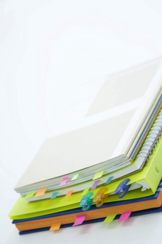 无人,竖图,俯视,彩色,室内,特写,白天,白色背景,桌面,静物,书籍,一堆,一排,许多,阴影,堆叠,堆积,整齐,反射,标签,影子,记事本,排列,粉色,黄色,红色,蓝色,绿色,本子,笔记本,打开,摄影,影棚,堆,开启,队列,书,图书,彩图,高角度拍摄,影棚拍摄,拍摄