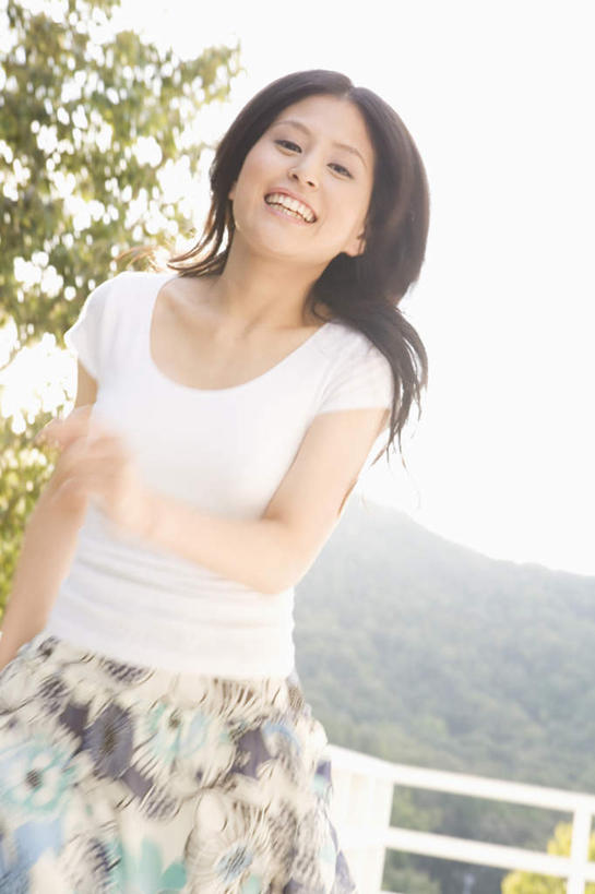 东方人,头发,一个人,栏杆,坐,笑,微笑,露齿笑,竖图,室外,白天,正面,旅游,度假,河流,水,植物,亚洲,仅一个年轻女性,仅一个女性,仅一个人,撑,指,阴影,服装,光线,影子,河水,水流,围栏,注视,休闲装,黄种人,方向,娱乐,护栏,树,树木,衣服,蓝色,绿色,白色,黑色,蓝天,天空,阳光,自然,天,观察,看,手势,享受,休闲,休闲服,放松,服饰,生长,成长,观看,察看,撑着,指向,食指,关注,年轻女性,女人,女性,亚洲人,坐着,半身,彩图