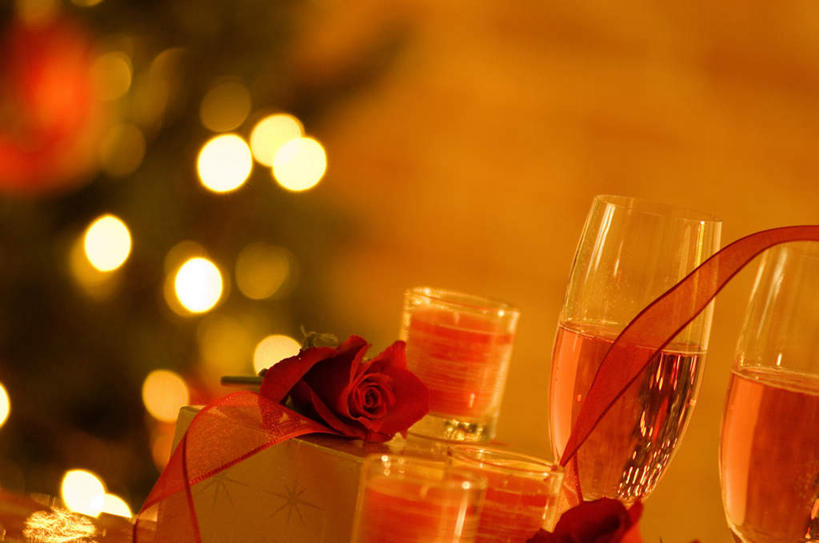 无人,横图,俯视,室内,白天,植物,桌面,杯子,礼盒,礼物,玻璃,照明,圣诞节,一棵,许多,悬挂,阴影,节日,朦胧,模糊,庆祝,装饰,反射,彩灯,高脚杯,影子,纸盒,灯光,圣诞树,缎带,红酒杯,文化,玻璃制品,灯,盒子,树,树木,绿色,白色,自然,包装盒,玻璃球,蝴蝶结,酒杯,礼品盒,灯具,庆典,礼品,生长,成长,纪念,华丽,修饰,照亮,点缀,照明设备,衬托,美观,雅致,雅观,玻璃杯,彩图,高角度拍摄