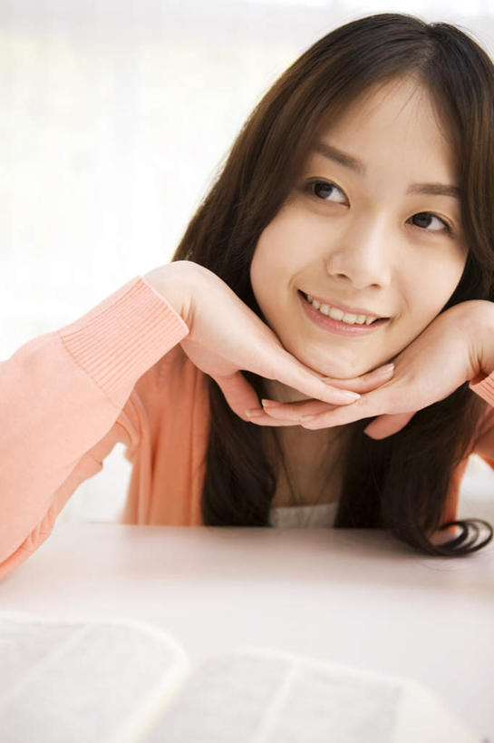 东方人,脸,头,脸颊,头发,一个人,笑,摸,微笑,露齿笑,竖图,室内,特写,白天,正面,床,卧室,亚洲,仅一个年轻女性,仅一个女性,仅一个人,撑,抚摸,服装,墙,床单,托腮,注视,休闲装,黄种人,被子,墙壁,墙面,衣服,粉色,黑色,观察,看,趴着,托,休闲,休闲服,服饰,单人床,观看,察看,撑着,被单,关注,托下巴,年轻女性,女人,女性,亚洲人,头部,脸部,脸蛋,面部,触摸,接触,趴,半身,彩图,睡房,卧房