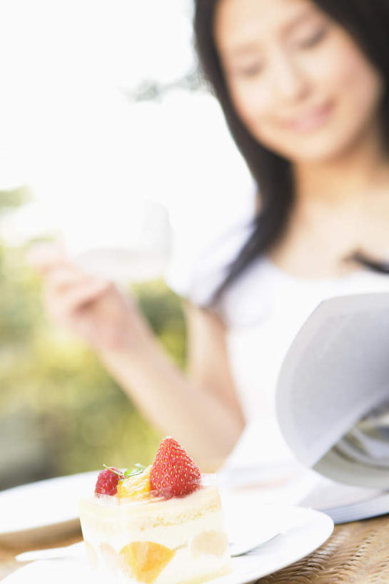 点心,东方人,头发,一个人,竖图,室内,白天,正面,下午茶,草地,草坪,植物,餐桌,桌子,草莓,浆果,书籍,水果,亚洲,仅一个年轻女性,仅一个女性,仅一个人,一本,阴影,服装,朦胧,模糊,新鲜,光线,影子,生食,食品,果实,休闲装,黄种人,草,树,树木,食物,糕点,一个,衣服,蓝色,绿色,白色,黑色,蓝天,天空,阳光,自然,天,休闲,休闲服,服饰,有机食品,绿色食品,生长,单个,成长,餐台,年轻女性,女人,女性,亚洲人,书,图书,洋莓,水果皇后,红莓,地莓,半身,彩图,蛋糕