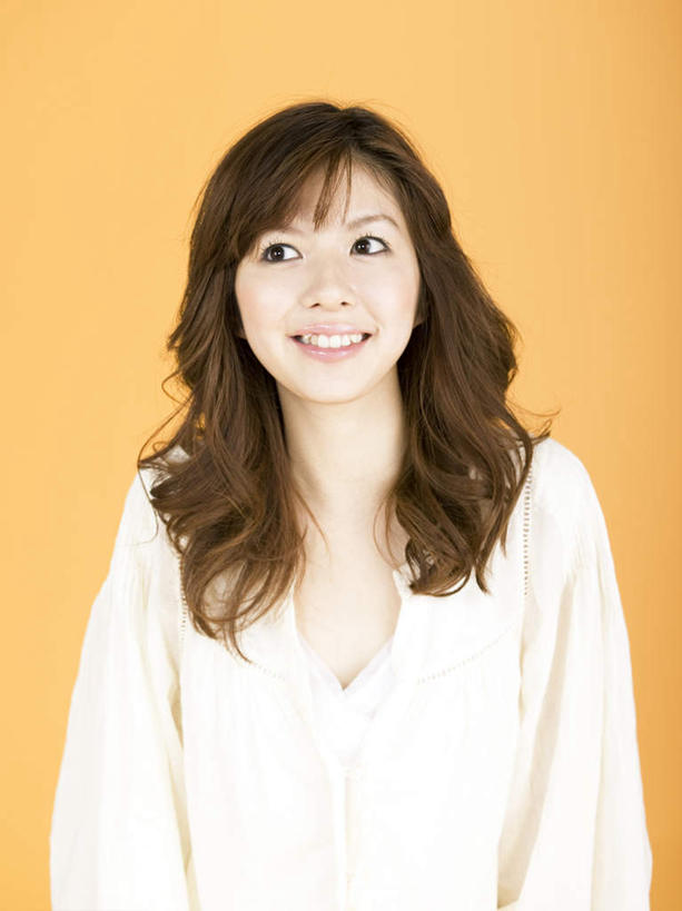 东方人,脸,头,脸颊,头发,一个人,站,笑,微笑,露齿笑,竖图,室内,白天,正面,亚洲,仅一个年轻女性,仅一个女性,仅一个人,黄色背景,服装,注视,休闲装,黄种人,衣服,白色,黑色,观察,看,站着,休闲,休闲服,摄影,服饰,影棚,观看,察看,关注,年轻女性,女人,女性,亚洲人,头部,长发,卷发,脸部,脸蛋,面部,站立,半身,彩图,影棚拍摄,拍摄