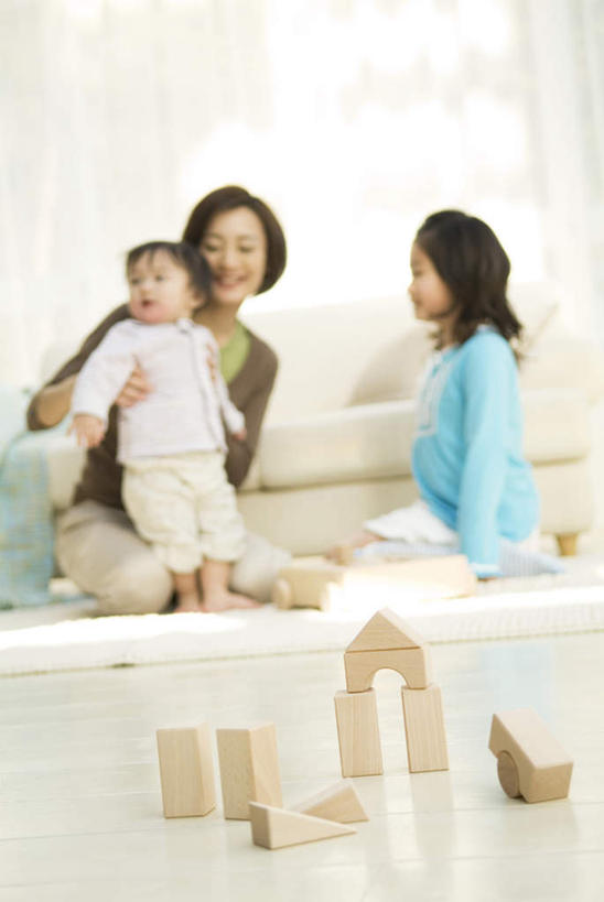 东方人,儿童,头发,三个人,家庭,祖母,客厅,坐,蹲,抱,笑,摸,微笑,露齿笑,竖图,室内,白天,正面,纯洁,餐桌,靠垫,沙发,桌子,亚洲,抚摸,阴影,服装,光线,影子,墙,靠枕,扭头,注视,休闲装,黄种人,墙壁,墙面,小孩,衣服,蓝色,黑色,阳光,垫子,枕头,观察,看,转头,休闲,温暖,温馨,一家人,休闲服,可爱,童年,童趣,服饰,奶奶,餐台,抱着,观看,祖孙,和睦,察看,起居室,搂着,关注,布艺沙发,童真,烂漫,无邪,外婆,外孙女,外祖母,天真,老年女性,女孩,女人,女性,亚洲人,孩子,长发,孙女,触摸,蹲着,怀抱,接触,搂,搂抱,相抱,拥抱,坐着,彩图,全身,融洽,女生