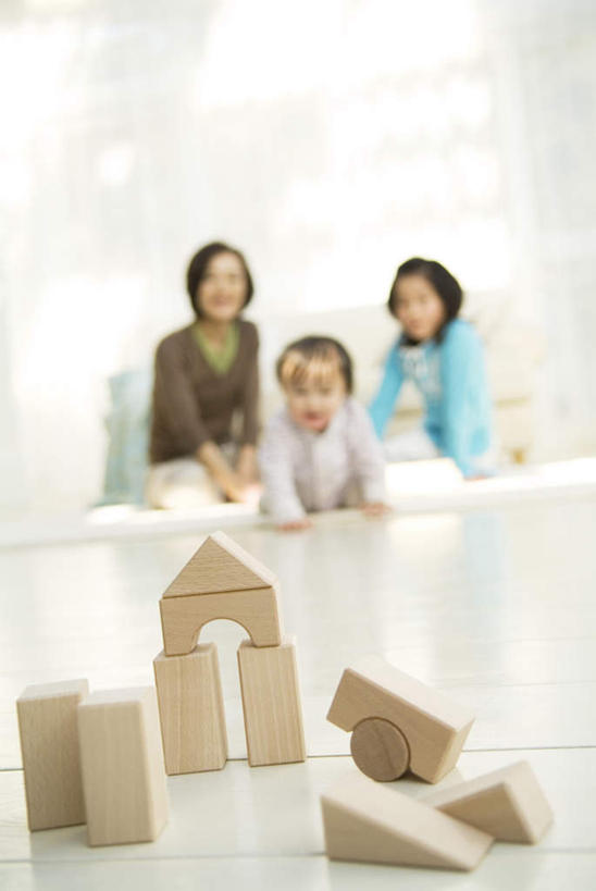 东方人,儿童,头发,三个人,家庭,祖母,客厅,坐,蹲,笑,摸,微笑,露齿笑,竖图,室内,白天,正面,游戏,纯洁,智慧,餐桌,靠垫,沙发,桌子,玩具,亚洲,撑,抚摸,阴影,服装,光线,影子,墙,靠枕,玩,扭头,注视,休闲装,黄种人,娱乐,墙壁,墙面,小孩,衣服,蓝色,黑色,阳光,垫子,枕头,观察,看,转头,休闲,温暖,温馨,一家人,休闲服,爬,积木,可爱,童年,童趣,益智,服饰,奶奶,餐台,观看,活动,祖孙,和睦,察看,起居室,撑着,思维,发泄,关注,消遣,智力,想象,布艺沙发,童真,烂漫,无邪,外婆,外孙女,外祖母,宣泄,天真,老年女性,女孩,女人,女性,亚洲人,孩子,长发,孙女,触摸,蹲着,接触,抬头,玩耍,嬉戏,仰头,坐着,彩图,全身,融洽,女生