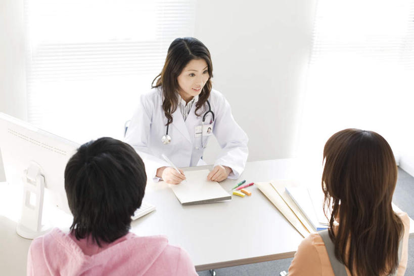 东方人,头发,三个人,家庭,夫妻,医生,医院,坐,摸,说,横图,俯视,室内,白天,爱情,讨论,电脑,显示器,鼠标,键盘,亚洲,撑,抚摸,服装,网络,材料,档案,文件,墙,浪漫,注视,休闲装,黄种人,输入设备,通讯设备,相视,墙壁,墙面,衣服,粉色,黑色,灰色,资料,观察,看,医护人员,医疗人员,休闲,温暖,温馨,一家人,面对面,休闲服,台式电脑,恩爱,恋人,服饰,观看,对视,和睦,察看,撑着,白大褂,关注,文档,通信设备,相对,输出设备,医疗机构,相看,交流,男人,男性,年轻男性,年轻女性,女人,女性,亚洲人,长发,夫妇,情侣,大夫,触摸,沟通,讲话,交谈,接触,商讨,说话,谈话,坐着,半身,彩图,高角度拍摄,病院,诊所,伴侣,融洽