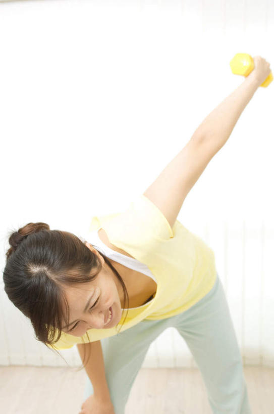 东方人,头发,一个人,站,举,笑,微笑,露齿笑,竖图,室内,白天,正面,地板,哑铃,亚洲,仅一个年轻女性,仅一个女性,仅一个人,弯腰,握,阴影,服装,朦胧,模糊,光线,影子,墙,地面,拿,拿着,注视,休闲装,黄种人,运动器械,木地板,墙壁,墙面,一个,衣服,黄色,黑色,阳光,观察,看,托,站着,休闲,休闲服,健身器械,握着,服饰,单个,观看,察看,关注,健身器材,弯身,年轻女性,女人,女性,亚洲人,举起,举手,举着,向上举,向上伸,向上托,站立,半身,彩图,运动器材