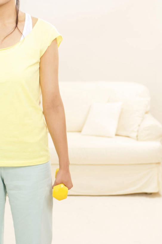 东方人,头发,一个人,客厅,站,摸,竖图,室内,白天,正面,沙发,哑铃,亚洲,仅一个年轻女性,仅一个女性,仅一个人,抚摸,握,服装,墙,拿,拿着,休闲装,黄种人,运动器械,墙壁,墙面,一个,衣服,黄色,黑色,站着,休闲,休闲服,健身器械,握着,服饰,单个,起居室,健身器材,布艺沙发,年轻女性,女人,女性,亚洲人,触摸,接触,站立,半身,彩图,运动器材