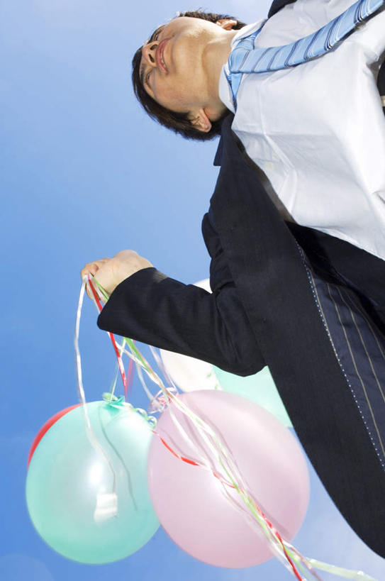 东方人,头发,一个人,商务人士,商务男性,站,举,竖图,室外,白天,仰视,衬衫,旅游,度假,亚洲,仅一个男性,仅一个人,许多,阴影,套装,漂浮,装饰,光线,影子,塑料,云,云朵,云彩,注视,黄种人,娱乐,仅一个年轻男性,蓝色,黑色,白云,蓝天,天空,阳光,气球,塑料制品,天,观察,看,托,站着,享受,休闲,悬浮,放松,观看,华丽,修饰,点缀,察看,关注,商务装,工薪阶层,衬托,美观,雅致,雅观,男人,男性,年轻男性,亚洲人,长发,白领,上班族,举起,举手,举着,向上举,向上伸,向上托,站立,半身,彩图,低角度拍摄,衬衣