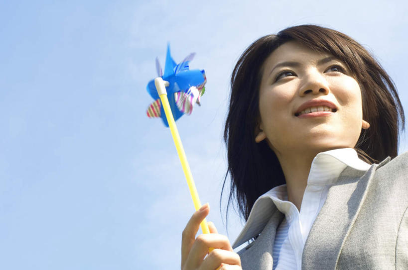 东方人,头发,一个人,站,举,笑,摸,微笑,露齿笑,横图,室外,白天,仰视,衬衫,旅游,度假,快乐,自由,幸福,风车,玩具,亚洲,仅一个年轻女性,仅一个女性,仅一个人,抚摸,握,阴影,光线,影子,云,云朵,拿,云彩,拿着,注视,黄种人,娱乐,一个,黄色,蓝色,白云,蓝天,天空,阳光,天,观察,看,托,站着,转头,享受,休闲,喜庆,放松,活力,握着,单个,观看,希望,吉祥,察看,象征,关注,和平,梦想,忠诚,进取,灵动,勇敢,勤奋,团结,幸运,年轻女性,女人,女性,亚洲人,长发,触摸,接触,举起,举手,举着,向上举,向上伸,向上托,站立,半身,彩图,低角度拍摄,衬衣