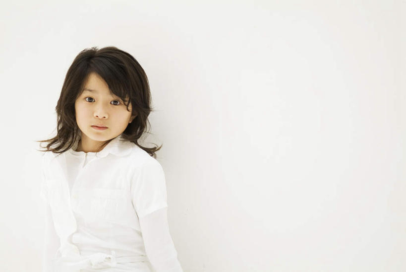 东方人,儿童,脸,头,脸颊,头发,一个人,站,笑,微笑,露齿笑,竖图,室内,白天,白色背景,正面,纯洁,亚洲,仅一个男性,仅一个人,服装,注视,休闲装,黄种人,小孩,衣服,白色,黑色,观察,看,靠,靠着,倚靠,站着,仅一个小孩,休闲,休闲服,可爱,童年,童趣,摄影,服饰,影棚,观看,察看,倚着,关注,童真,烂漫,无邪,天真,男孩,男人,男性,亚洲人,孩子,头部,长发,脸部,脸蛋,面部,站立,半身,彩图,影棚拍摄,拍摄,男生