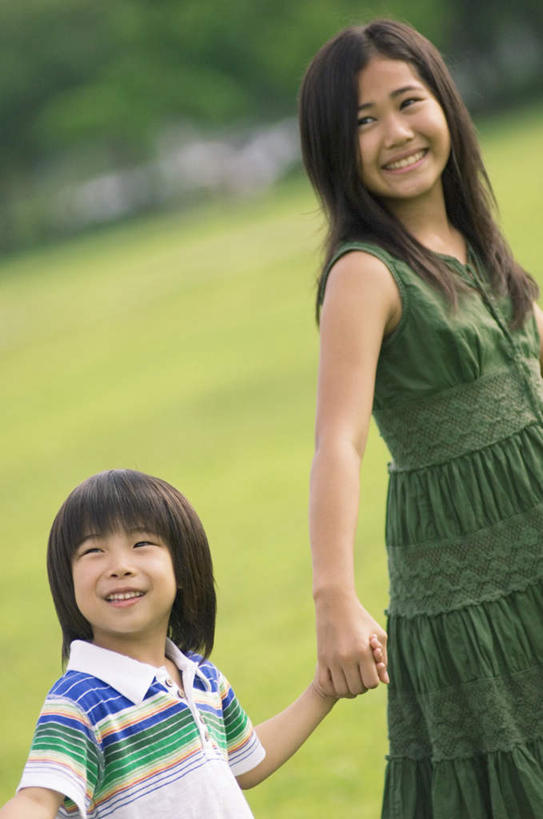 东方人,儿童,头发,两个人,伙伴,朋友,站,握手,笑,摸,微笑,露齿笑,竖图,室外,白天,侧面,裙子,旅游,度假,友谊,纯洁,草地,草坪,植物,亚洲,抚摸,阴影,连衣裙,服装,朦胧,模糊,光线,影子,扭头,注视,休闲装,黄种人,娱乐,草,树,树木,小孩,衣服,绿色,白色,黑色,阳光,自然,观察,看,站着,转头,享受,休闲,休闲服,放松,可爱,童年,童趣,服饰,生长,成长,观看,察看,关注,童真,烂漫,无邪,天真,友情,男孩,男人,男性,女孩,女人,女性,亚洲人,长发,触摸,接触,拉手,手拉手,手握手,站立,半身,彩图,男生,女生