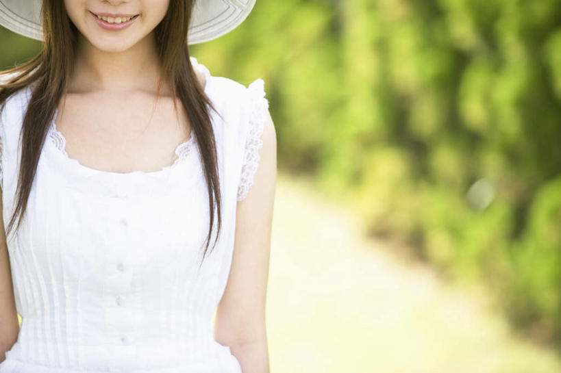 东方人,一个人,站,笑,微笑,露齿笑,横图,室外,白天,正面,旅游,度假,草地,草坪,植物,帽子,亚洲,仅一个年轻女性,仅一个女性,仅一个人,阴影,服装,朦胧,模糊,光线,影子,注视,休闲装,黄种人,娱乐,草,树,树木,衣服,绿色,白色,阳光,自然,遮阳帽,观察,看,站着,享受,休闲,休闲服,放松,服饰,生长,成长,观看,察看,关注,一顶,年轻女性,女人,女性,亚洲人,站立,半身,彩图